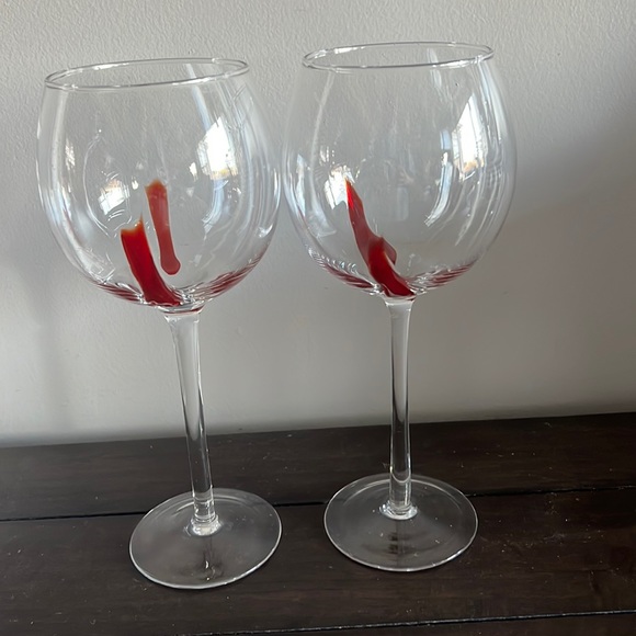 Red ribbon wine glasses